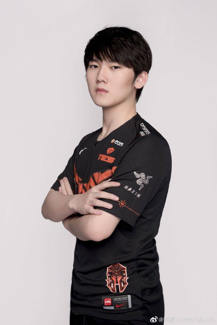 《lol》tes更新微博:jackeylove帅气定妆照更新