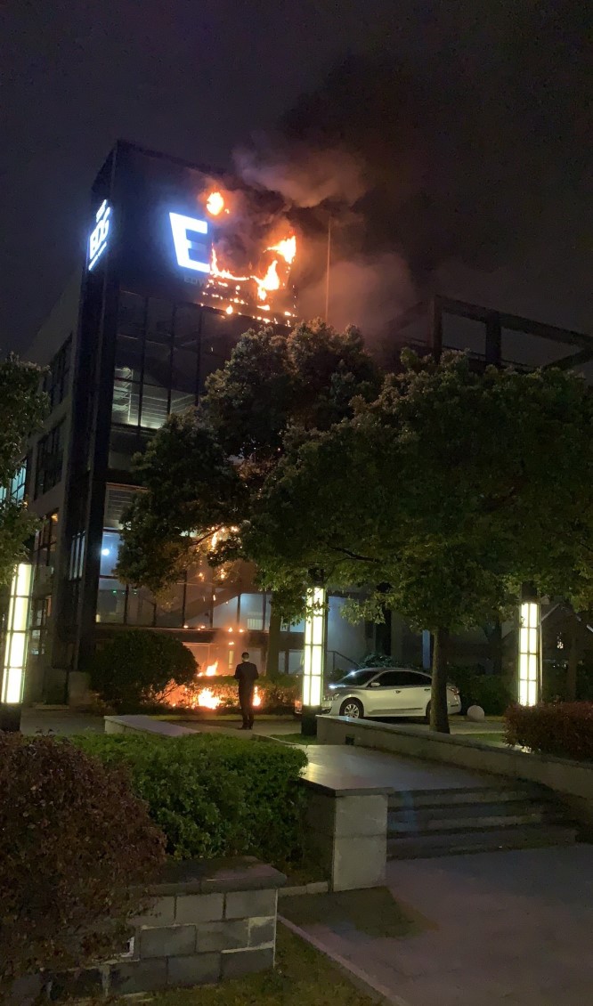 EDG基地着火上热搜 官方回应:只是灯牌着火 请