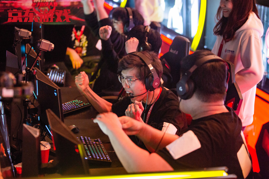 点击图片翻页 京东杯S2PUBG全国总决赛落幕,SnakeTC喜提两鸡再摘职业赛事桂冠!