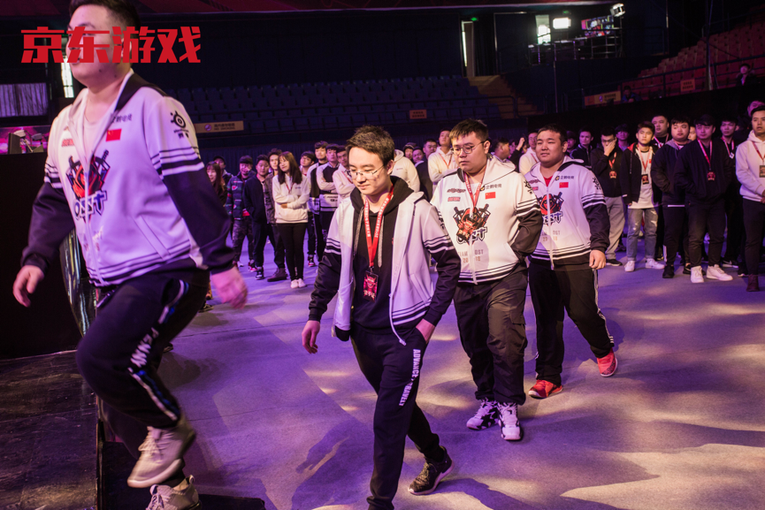 点击图片翻页 京东杯S2PUBG全国总决赛落幕,SnakeTC喜提两鸡再摘职业赛事桂冠!