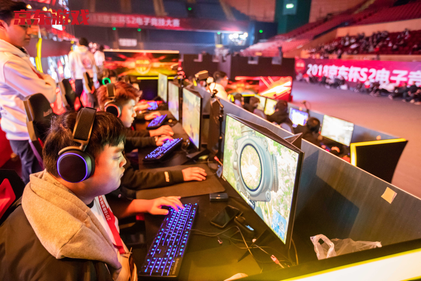 点击图片翻页 京东杯S2PUBG全国总决赛落幕,SnakeTC喜提两鸡再摘职业赛事桂冠!