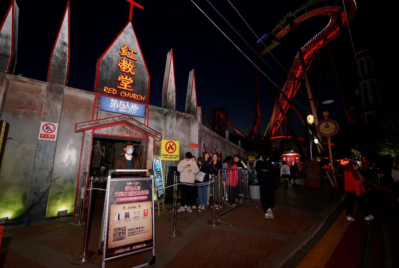 网易大神探险团勇闯第五人格湖景村尖叫频频嗨爆上海欢乐谷